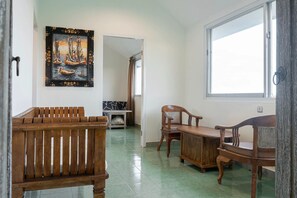 Deluxe Suite | Living area | TV - New Mandurah Stay by ecommerceloka (Canggu)