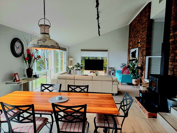 Smart TV, fireplace - The Hillside Retreat, with amazing coastal and hinterland view. (Tamborine Mountain)