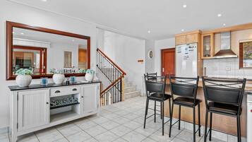 Villa – superior | Oppholdsområde | Flatskjerm-TV