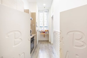 Een koelkast, een microgolfoven, een oven, een kookplaat