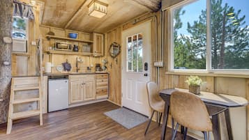 Mini-Kühlschrank, Mikrowelle, Toaster, Kochgeschirr/Geschirr/Besteck