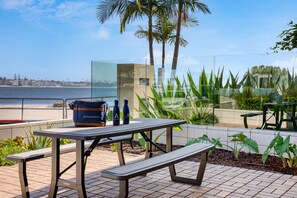 Outdoor dining - Catamaran by AvantStay | 50ft to Beach + Views (San Diego)