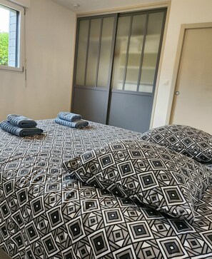 3 Schlafzimmer, Schreibtisch, Bügeleisen/Bügelbrett, Reisekinderbett