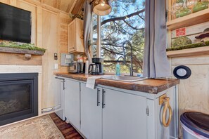 ثلاجة صغيرة، محمصة خبز، مس تلزمات طهي/أطباق/أوعية، مواد تنظيف