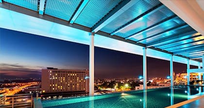 Cosy Twin w/ Pool view @ Straits Suite