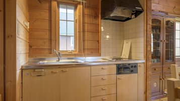 Casa clásica | Cocina privada | Refrigerador con congelador, microondas, parrilla de estufa y tostadora