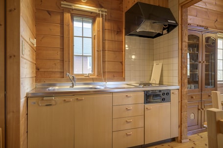 Classic House | Private kitchen | Full-size fridge, microwave, stovetop, toaster