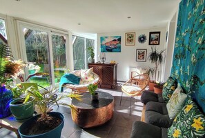 Televisio, takka, kirjoja