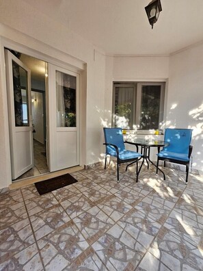 Outdoor dining - Standard Studio Val 2 minutes from the sea (Mali Losinj)