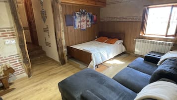 4 bedrooms, iron/ironing board, travel crib, free WiFi