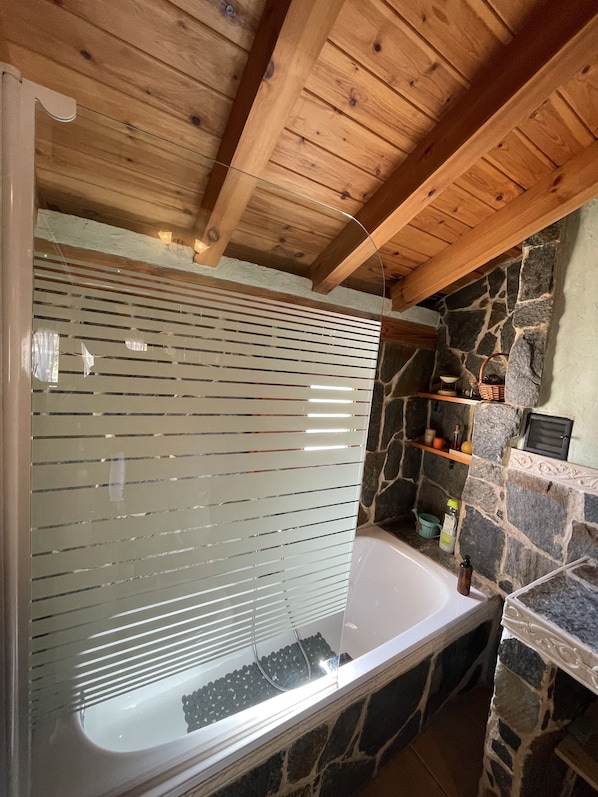 Douche, séchoir à cheveux, bidet, serviettes fournies