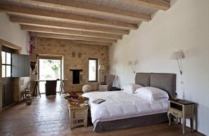 5 dormitoris, caixa forta a l'habitació i planxa i posts de planxar 