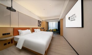 A modern hotel room with a large bed, a desk, and a seating area. - Guangzhou Baiyun Airport Rezen Select Hotel (Guangzhou)