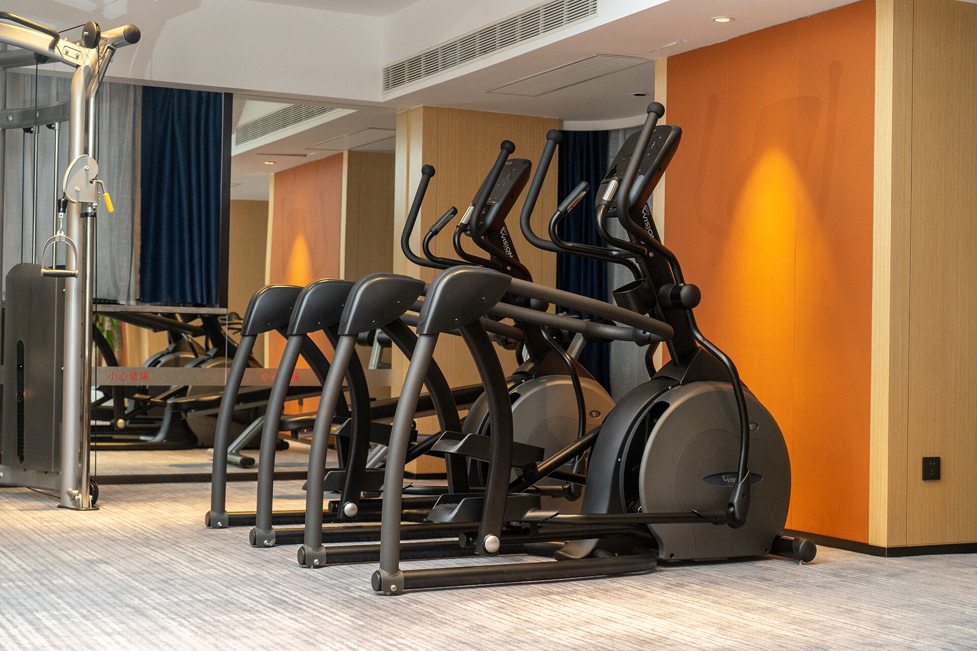 Un gimnasio con cintas de correr y elípticas.