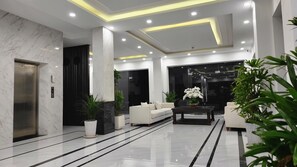 Coin salon dans le hall