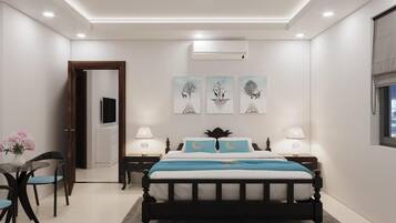 Dobbeltrom – standard | Senger med overmadrass, safe på rommet og individuelt dekorert