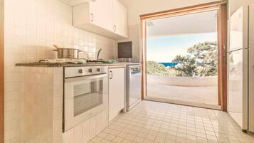 Frigorífico, microondas, horno y cafetera o tetera