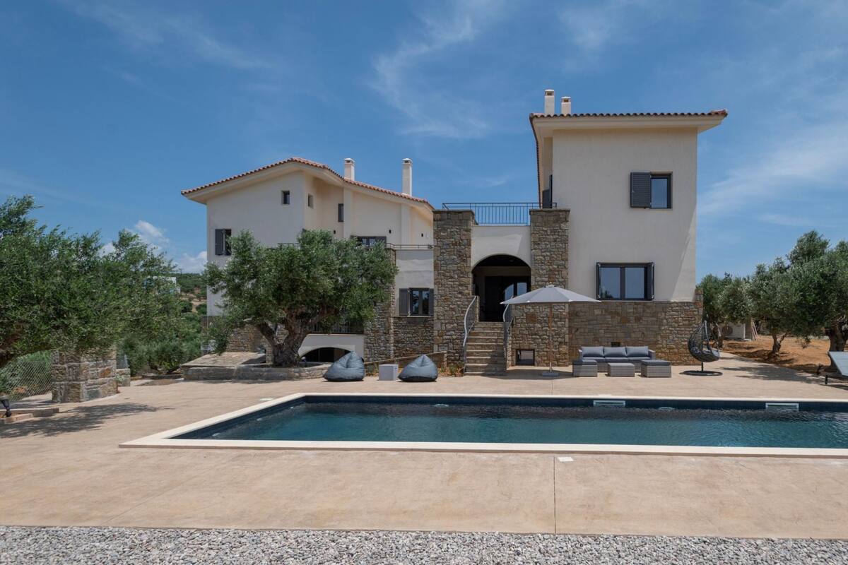 Villa, Smoking | 7 bedrooms, desk