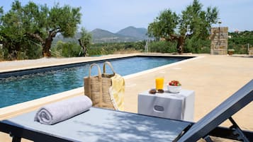 Villa, Smoking | 7 bedrooms, desk