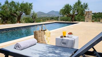 Villa, Smoking | 7 bedrooms, desk