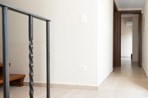 7 bedrooms, desk