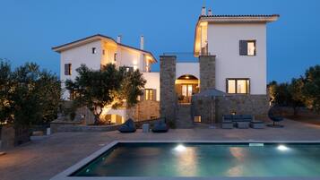 Villa | 7 bedrooms, desk