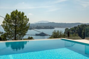 Außenpool (je nach Saison geöffnet), Sonnenschirme, Liegestühle