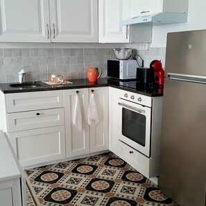 Fridge, microwave, oven, stovetop - Charming studio Faubourg Montmartre (Paris)