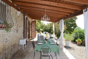 Outdoor dining - Cottage nel Chianti con Piscina. Vista Sulle Colline e sui Vigneti Toscani (Toscana)