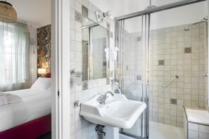 Shower, hair dryer, bidet, towels