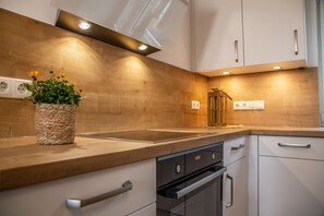 Fridge, microwave, oven, stovetop - Deichkajüte 4 - Diese Neuwertige Doppelhaushälfte Bietet Ihnen Höchsten Komfort (Carolinensiel)