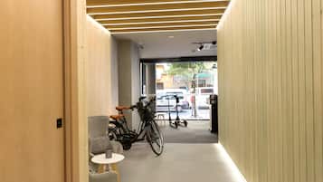 Un interior moderno con una pared de madera, una bicicleta y una zona de estar.