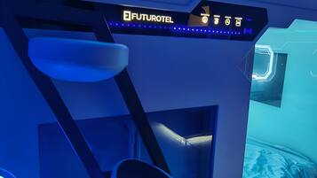 Una habitación futurista con una cama, una escalera y un letrero que dice "FUTUROTEL".