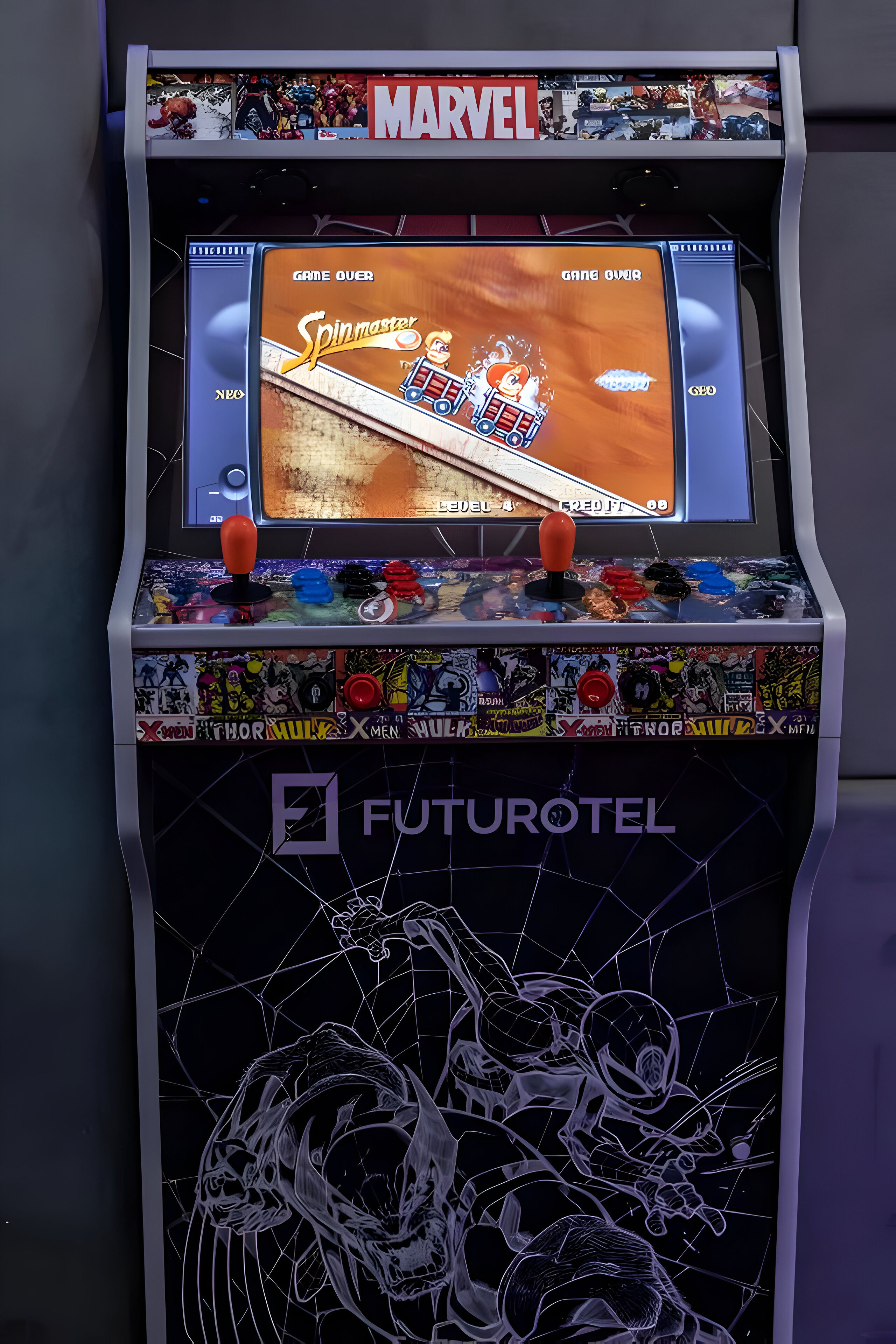 Eine Videospiel-Arkadenmaschine im Marvel-Design, die ein Spiel mit Spider-Man bietet.