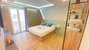 Habitación de diseño con 1 cama doble o 2 individuales | Edredones de plumas, caja fuerte, sistema de insonorización