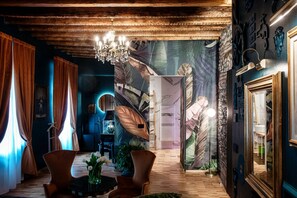 Suite Superior | Area soggiorno | TV LED 40 pollici con canali satellitari