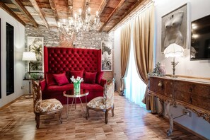 Deluxe Suite | Living area | 40-inch LED TV with satellite channels - Aurum - Como Luxury Suites (Como)