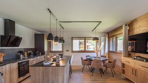 Kahvin-/teenkeitin, jääkaappi, mikroaaltouuni, uuni