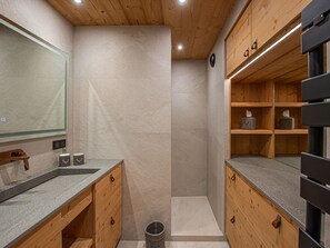 Hair dryer, towels - Chic alpine 100m² apartment with balcony and garage, near Megève center (Megève)