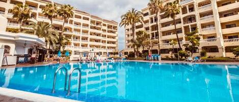 Een verwarmd zwembad