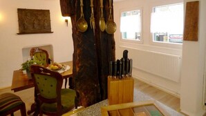 Un comedor con mesa de madera, sillas y bloque de cuchillos.