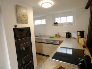 Réfrigérateur, micro-ondes, plaque de cuisson, lave-vaisselle