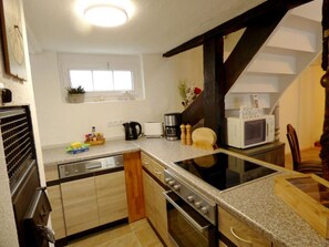 Jääkaappi, mikroaaltouuni, liesi, astianpesukone