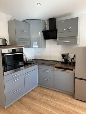 Jääkaappi, uuni, liesi, astianpesukone