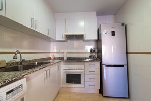 冷蔵庫、電子レンジ、オーブン、コーヒー / ティーメーカー