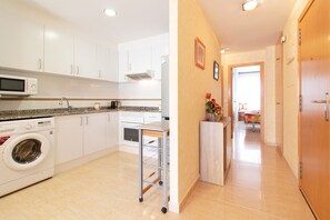 Fridge, microwave, oven, coffee/tea maker