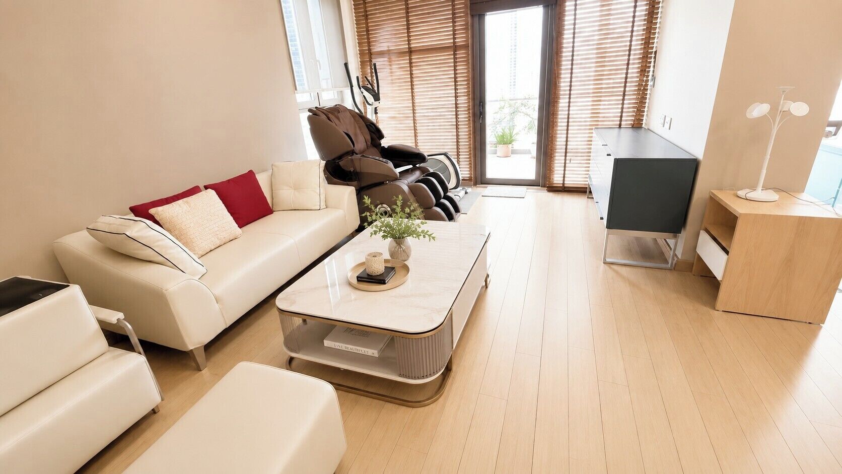 Luxury Apartment, Lake View | Living area