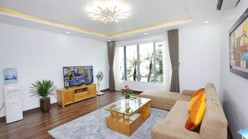 Executive Apartment, 1 Bedroom | Ruang tamu | 56 inci televisyen LCD dengan kabel, pendiangan