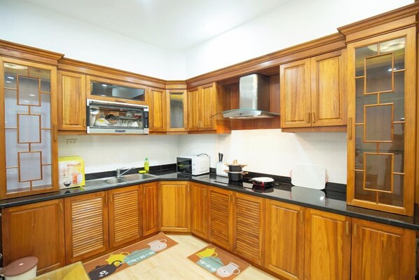 Căn hộ Deluxe | Bếp riêng | Tủ lạnh, lò nướng, bếp nấu, ấm điện 