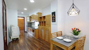 Executive Apartment, 1 Bedroom | Ruang tamu | 56 inci televisyen LCD dengan kabel, pendiangan